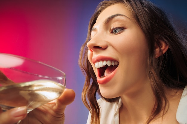 La joven feliz. Cara linda mujer emocional. Vista desde el cristal