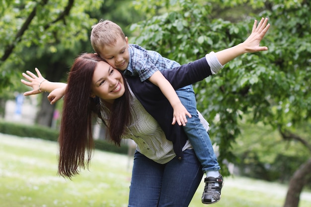 Joven y feliz madre con su hijo