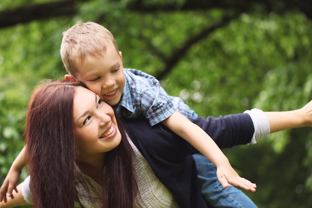 Joven y feliz madre con su hijo