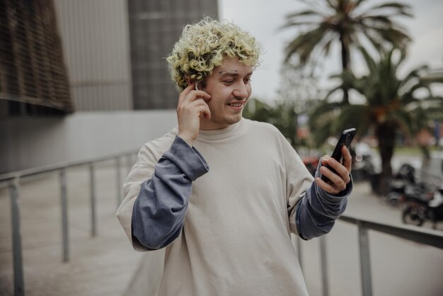 Joven feliz mirando el teléfono