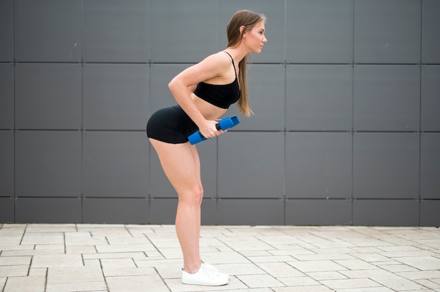 Joven fitness mujer haciendo deporte ejercicios tiro largo
