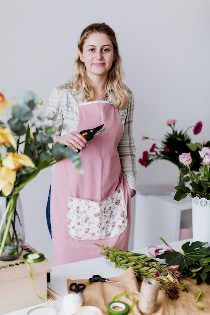 Joven florista en el taller