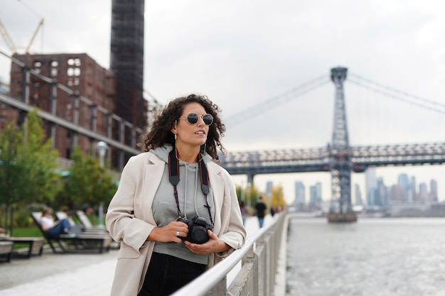 Joven fotógrafa explorando la ciudad con su cámara