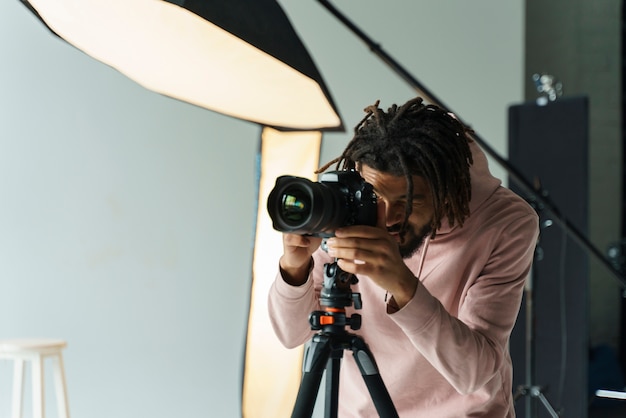 Joven fotógrafo haciendo su trabajo