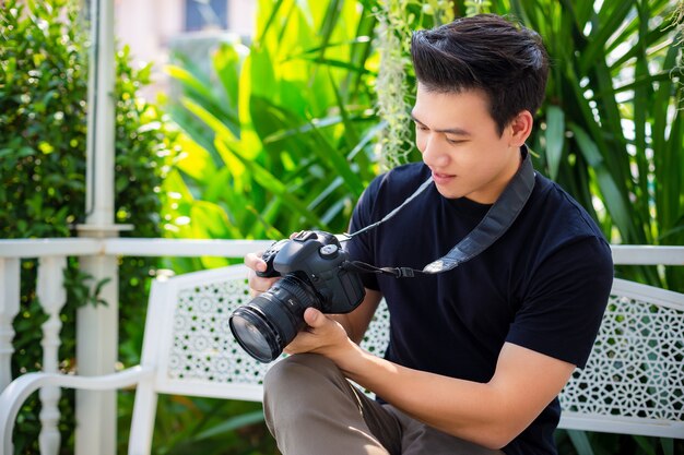 Joven fotógrafo revisando la imagen después de la foto tomada