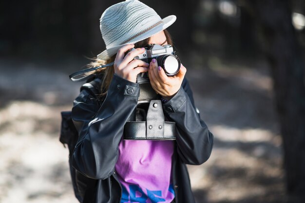 Joven fotógrafo tomando fotos de la naturaleza