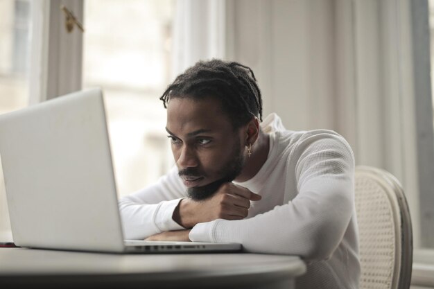 joven frente a una computadora