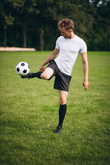 Joven futbolista en el campo de fútbol