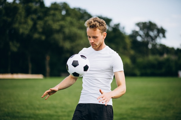 Joven futbolista en el campo de fútbol