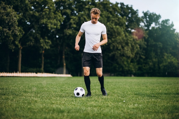 Joven futbolista en el campo de fútbol