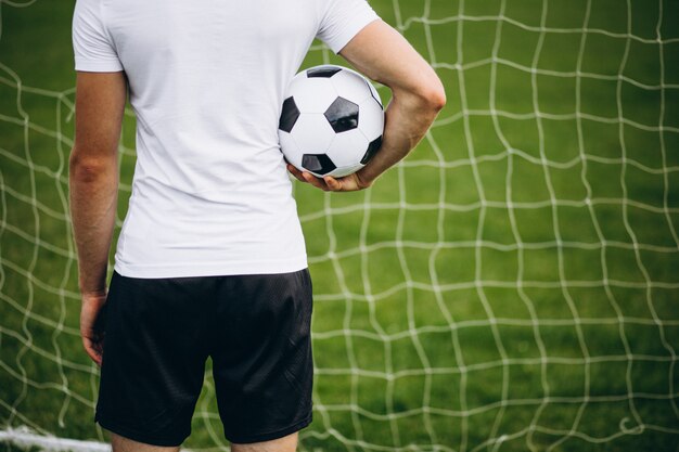 Joven futbolista en el campo de fútbol