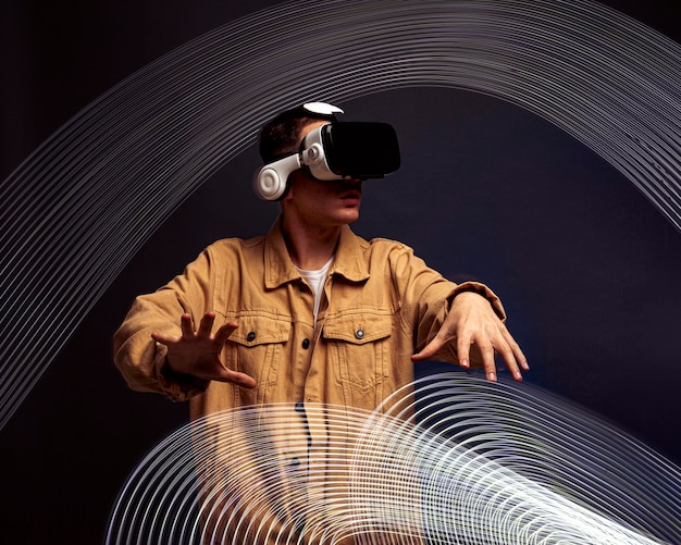 Joven con gafas de realidad virtual con efectos especiales a su alrededor