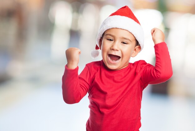 Joven ganador con gorro de santa claus