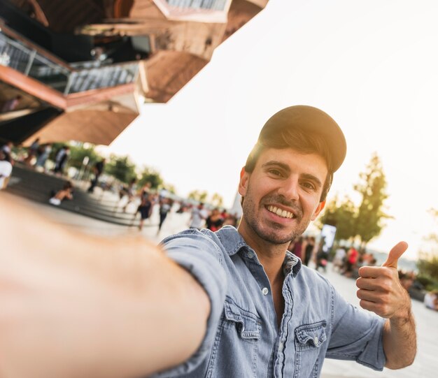 Joven gesticulando sonriendo a la cámara