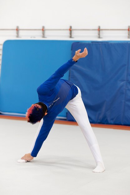 Joven gimnasta entrenando para la competencia