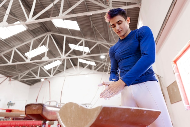 Joven gimnasta entrenando para la competencia