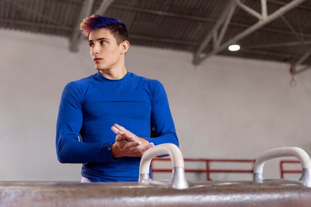 Joven gimnasta entrenando para la competencia