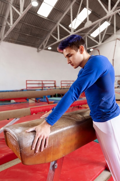 Foto gratuita joven gimnasta entrenando para la competencia