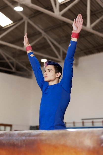 Foto gratuita joven gimnasta entrenando para la competencia