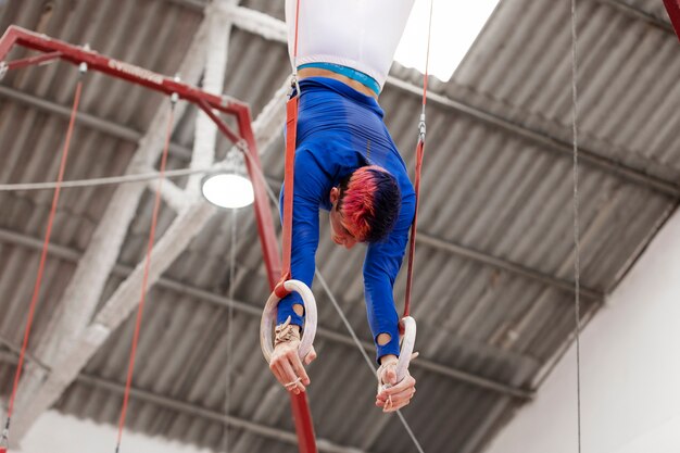 Joven gimnasta entrenando para la competencia