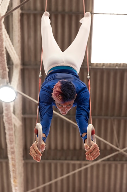 Joven gimnasta entrenando para la competencia