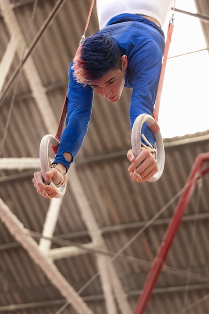 Joven gimnasta entrenando para la competencia