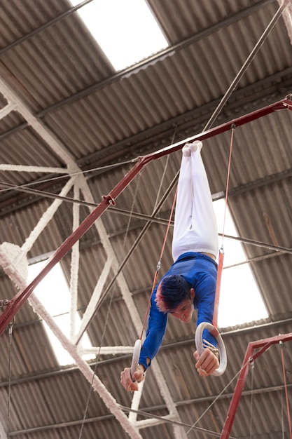 Foto gratuita joven gimnasta entrenando para la competencia