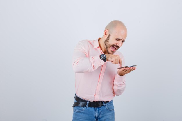 Joven grabando un mensaje de voz en el teléfono móvil