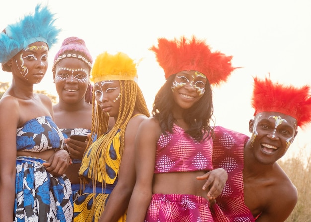 Foto gratuita joven grupo de amigos en el carnaval africano