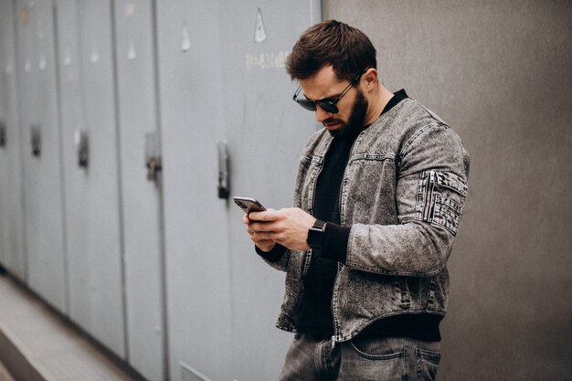 Joven guapo con barba fuera de la calle