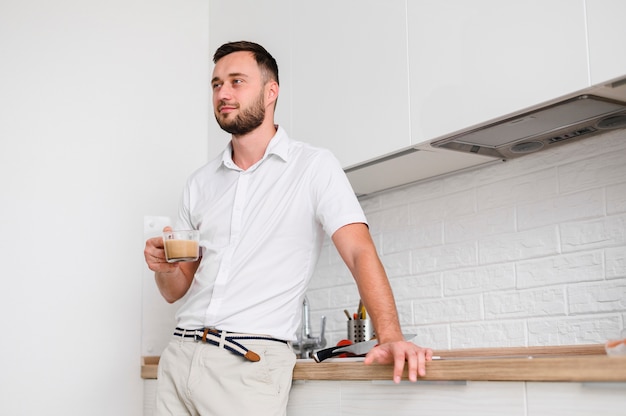 Joven guapo con café en mano