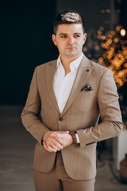 Joven guapo en un elegante traje