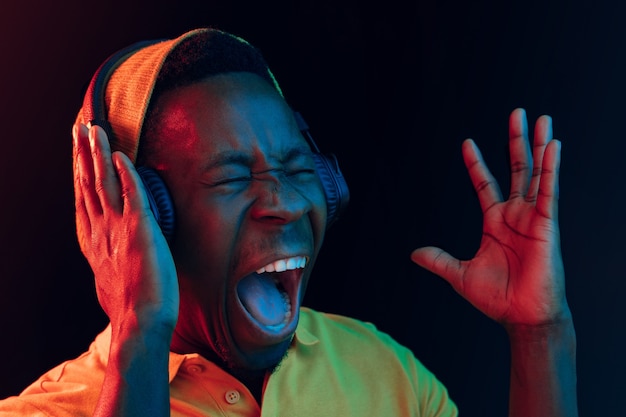 El joven guapo feliz hipster hombre escuchando música