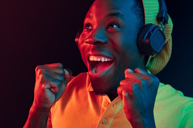 El joven guapo feliz hipster hombre escuchando música