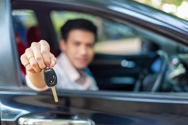 Foto gratuita joven guapo con llave del coche a distancia