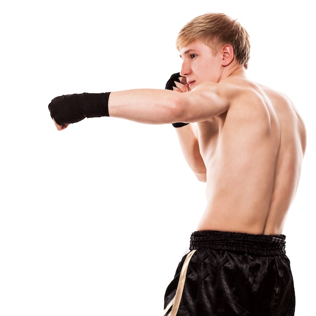 Joven guapo luchador en shorts