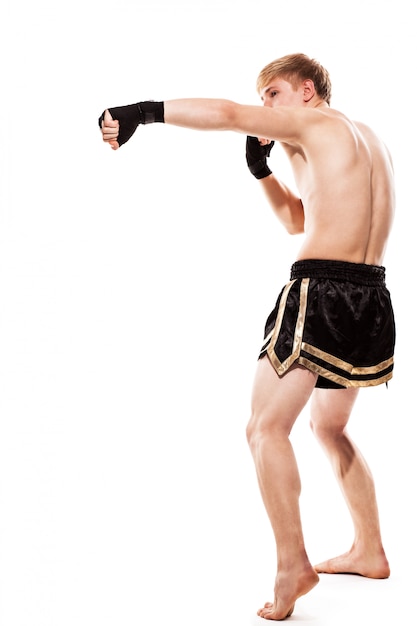 Foto gratuita joven guapo luchador en shorts