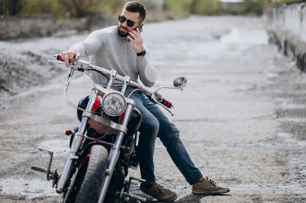 Joven guapo en moto viajando