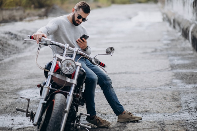 Joven guapo en moto viajando