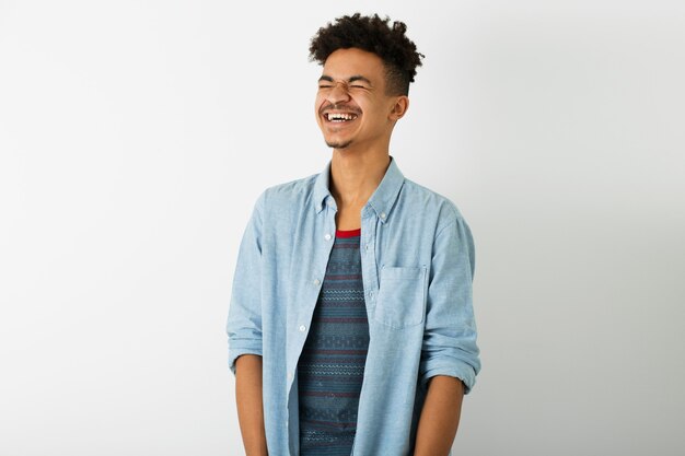 Joven guapo negro, riendo sinceramente, expresión de la cara sonriente, estado de ánimo positivo, emoción feliz, aislado sobre fondo blanco de estudio, juventud afroamericana, estilo hipster, estudiante