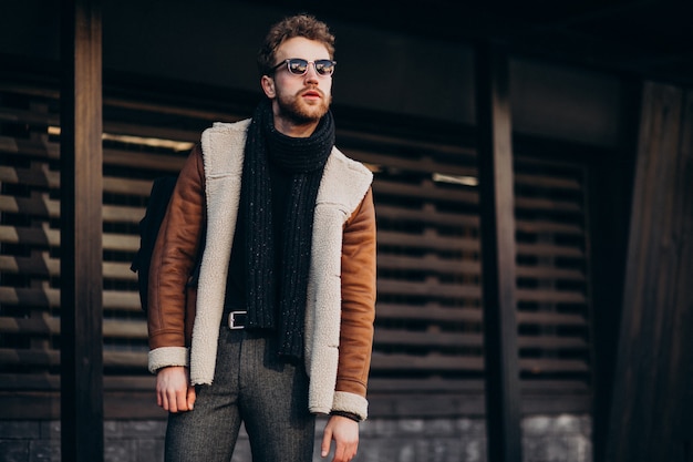 Foto gratuita joven guapo en un traje de calle