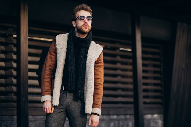 Joven guapo en un traje de calle