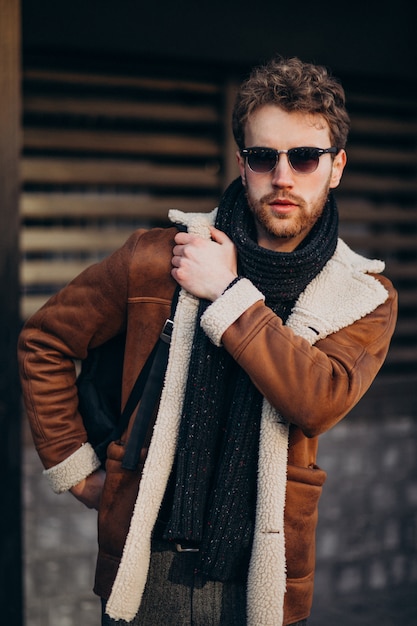 Joven guapo en un traje de calle