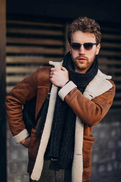 Joven guapo en un traje de calle