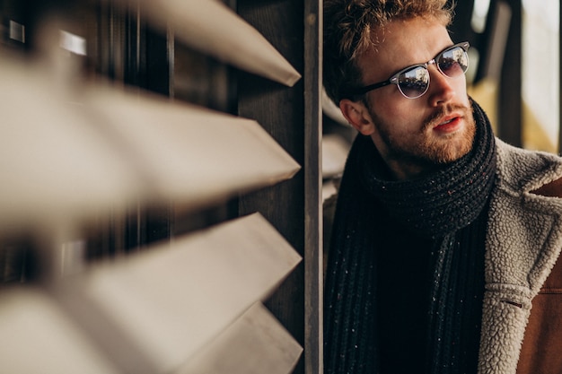 Foto gratuita joven guapo en un traje de calle