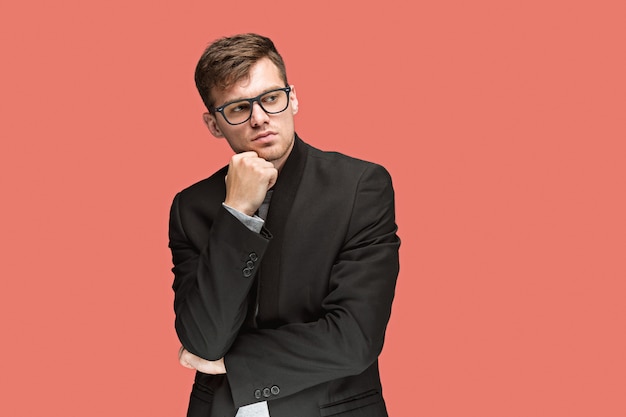 Joven guapo en traje y gafas