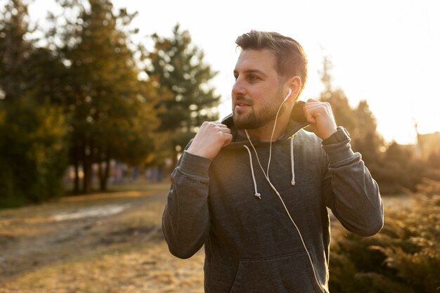 Joven haciendo ejercicio al aire libre en el parque