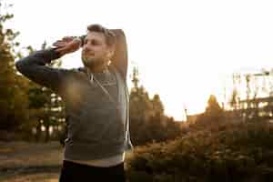 Foto gratuita joven haciendo ejercicio al aire libre en el parque