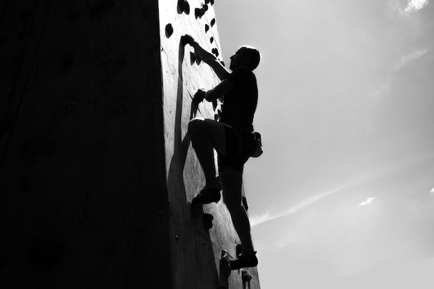 Joven haciendo ejercicio en el gimnasio de escalada interior