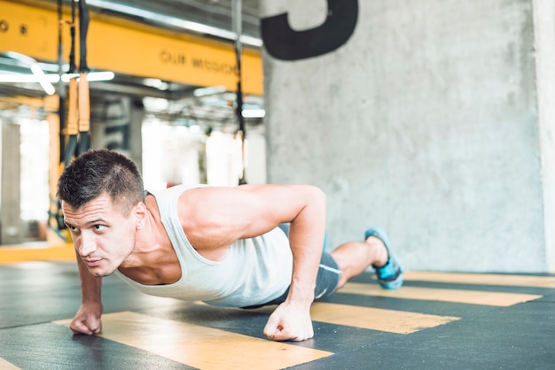 Joven haciendo ejercicio en el gimnasio